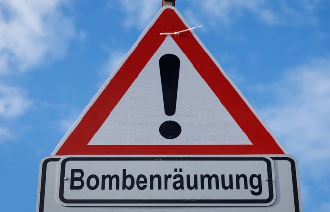 „Bombenräumung" steht auf einem Straßenschild. (Symbolfoto)<span class='image-autor'>Friso Gentsch/dpa</span>