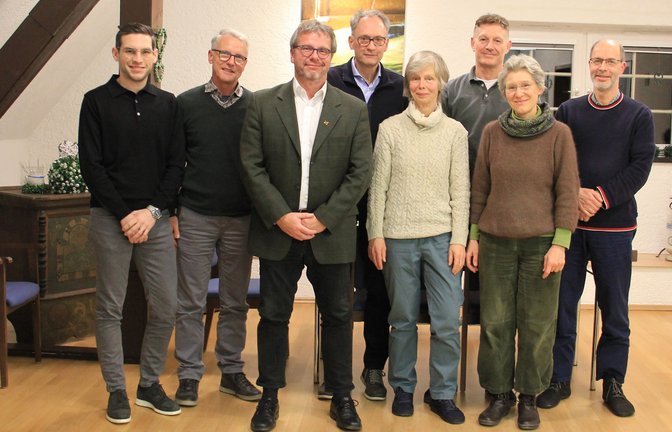 Die Gründungsmitglieder: Dirk Berner, Dr. Till Neugebauer, Bürgermeister Andreas Felchle, Dr. Jutta Willig, Dr. Michael Bambach, Dr. Christina Plath und Dr. Stephan Haub. In der Mitte: Dr. Martin Felger, der als Geschäftsführer des Gesundheitsnetzes Maulbronn fungieren wird.  <span class='image-autor'>Foto: p</span>