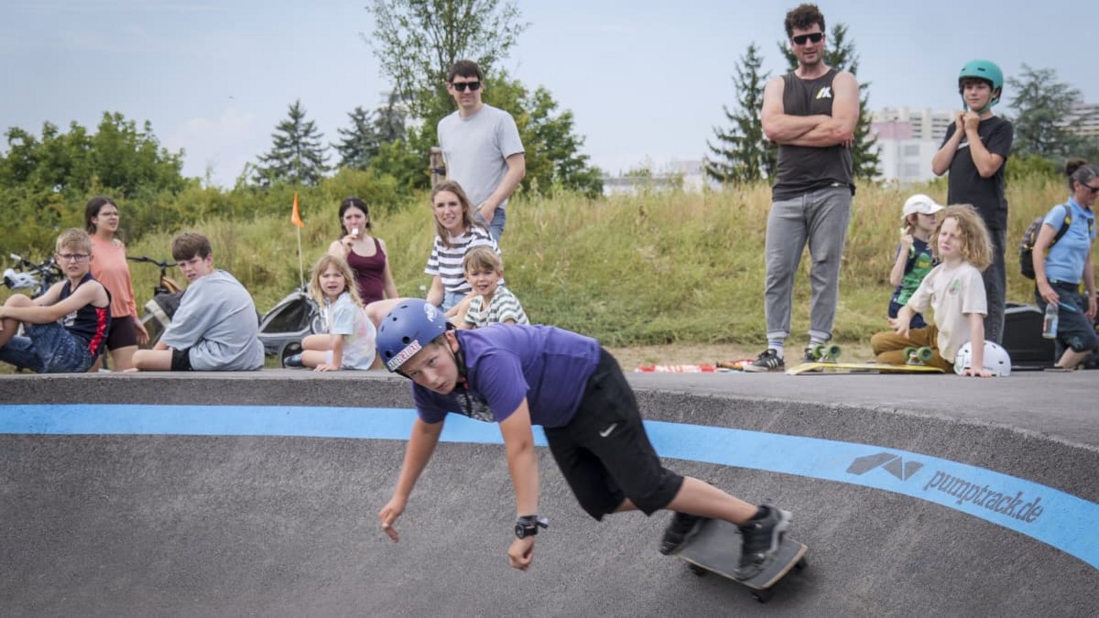 Skateboard-Rennen auf dem Pumptrack in Leonberg: Am Rand stehen Familien, Kinder, Skater und auch ältere Zuschauer.Simon Granville Skateboard-Rennen auf dem Pumptrack in Leonberg: Am Rand stehen Familien, Kinder, Skater und auch ältere Zuschauer.Simon Granville