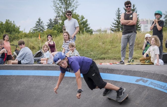 Skateboard-Rennen auf dem Pumptrack in Leonberg: Am Rand stehen Familien, Kinder, Skater und auch ältere Zuschauer.<span class='image-autor'>Simon Granville</span>