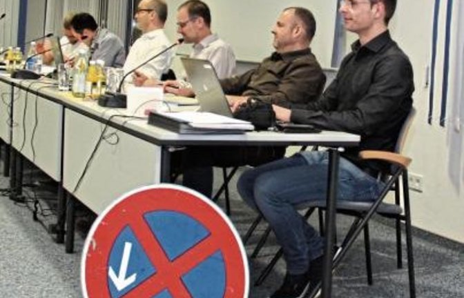 Ein Präsent der Grünen: Parkverbotsschild im Illinger Ratssaal.  Foto: Romanowski