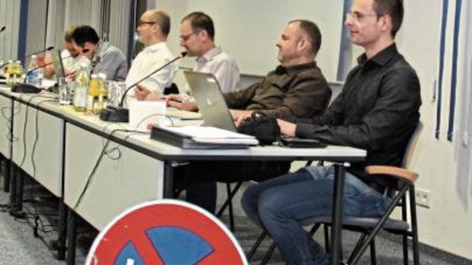Ein Präsent der Grünen: Parkverbotsschild im Illinger Ratssaal. Foto: Romanowski Ein Präsent der Grünen: Parkverbotsschild im Illinger Ratssaal. Foto: Romanowski