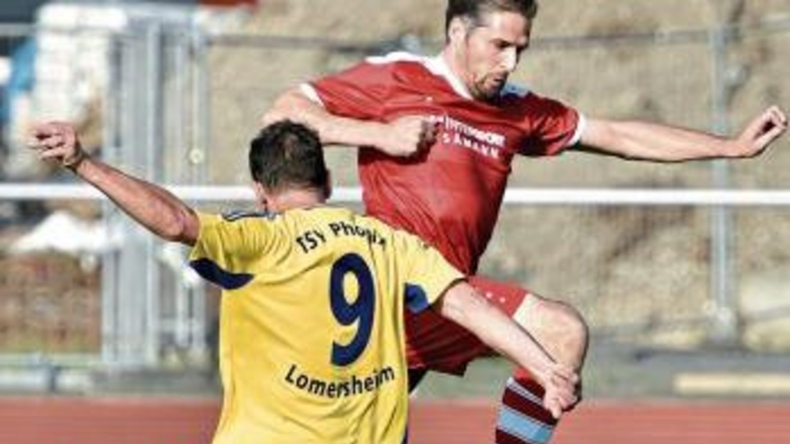Marcel Kohler (linkes Bild hinten) und der TSV Großglattbach sowie Lothar Teifkle (rechtes Bild links) und die SGM Roßwag/Mühlhausen starteten schlecht in den Mühlacker Stadtpokal und verassten das Halbfinale. Fotos. Leitner