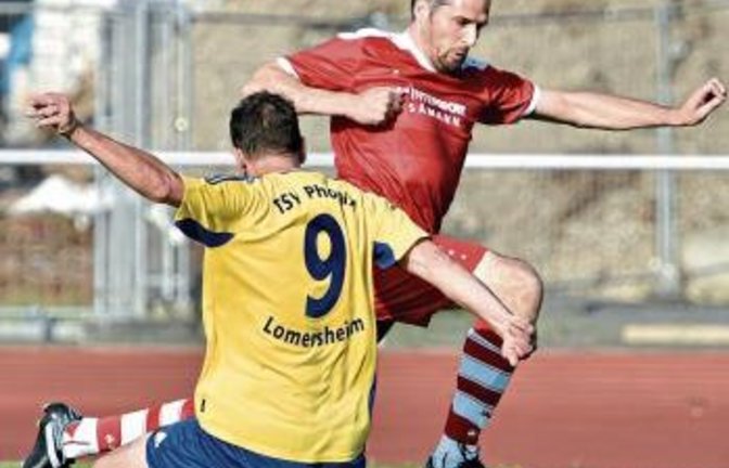 Marcel Kohler (linkes Bild hinten) und der TSV Großglattbach sowie Lothar Teifkle (rechtes Bild links) und die SGM Roßwag/Mühlhausen starteten schlecht in den Mühlacker Stadtpokal und verassten das Halbfinale. Fotos. Leitner