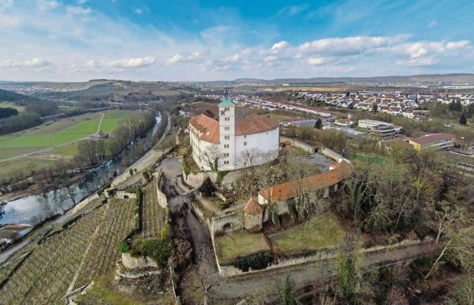 Dieses spektakuläre Foto vom Vaihinger Schloss haben Max und Lukas Ebhart aus Kleinglattbach von einem Quadrocopter (Mini-Hubschrauber) aus gemacht.