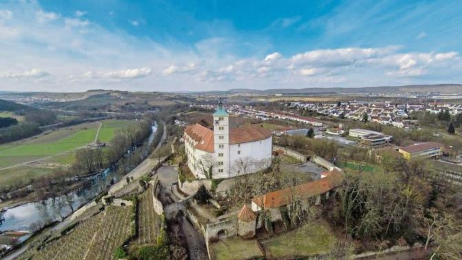 Dieses spektakuläre Foto vom Vaihinger Schloss haben Max und Lukas Ebhart aus Kleinglattbach von einem Quadrocopter (Mini-Hubschrauber) aus gemacht. Dieses spektakuläre Foto vom Vaihinger Schloss haben Max und Lukas Ebhart aus Kleinglattbach von einem Quadrocopter (Mini-Hubschrauber) aus gemacht.