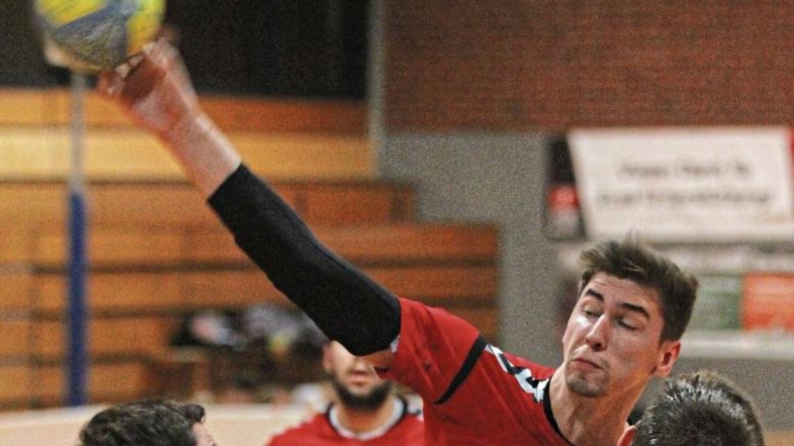 Auf den Schultern von HCME-Rückraumspieler Roland Joza (Mitte) lastet in dieser Saison mehr Verantwortung. Foto: Nachreiner
