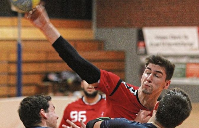 Auf den Schultern von HCME-Rückraumspieler Roland Joza (Mitte) lastet in dieser Saison mehr Verantwortung. Foto: Nachreiner