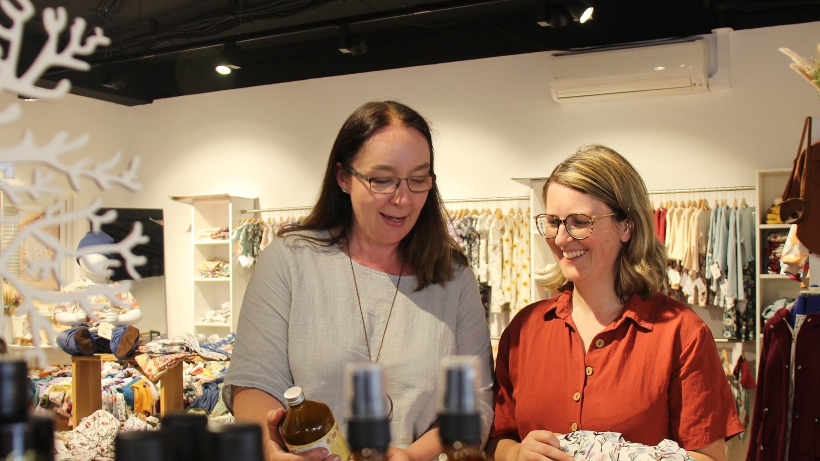 Ziehen um und haben dann auch Platz für die Postfiliale: Nicole Leipp (links, „Ohne Drumherum“) und Rebekka Sakarli („Reeby).  Foto: Kauer