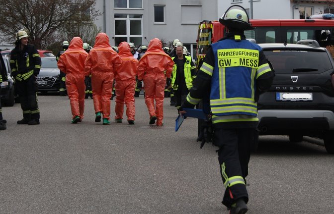 Strahlenschutzexperten untersuchen den ungewöhnlichen Fund am Ostersonntag. <span class='image-autor'>Fotos: Mross</span>
