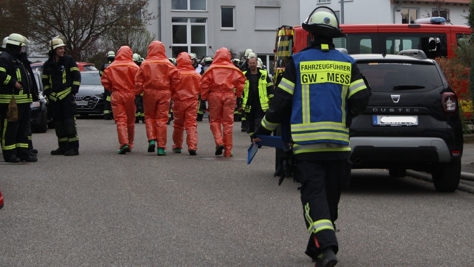 Strahlenschutzexperten untersuchen den ungewöhnlichen Fund am Ostersonntag. Fotos: Mross