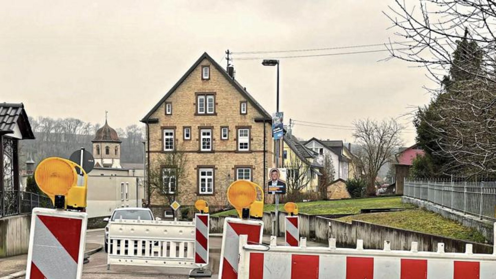 In der Sersheimer Straße in Oberriexingen hat sich die Fahrbahn abgesenkt. Foto: fw In der Sersheimer Straße in Oberriexingen hat sich die Fahrbahn abgesenkt. Foto: fw