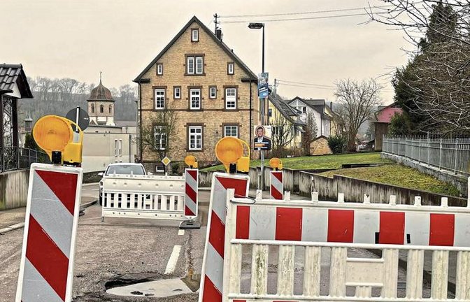 In der Sersheimer Straße in Oberriexingen hat sich die Fahrbahn abgesenkt. Foto: fw