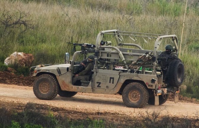 Israel als auch die Hisbollah werfen sich gegenseitig regelmäßig Verstöße gegen die Waffenruhe vor.<span class='image-autor'>Ariel Schalit/AP/dpa</span>
