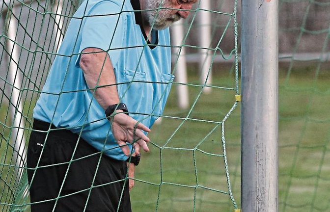 Zur Aufgabe eines Schiedsrichter gehört es auch, vor dem Spiel zu überprüfen, ob das Netz keine Löcher aufweist. Fritz Siegle macht das schon seit 50 Jahren. Foto: Küppers