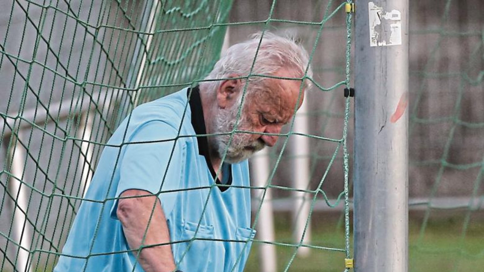 Zur Aufgabe eines Schiedsrichter gehört es auch, vor dem Spiel zu überprüfen, ob das Netz keine Löcher aufweist. Fritz Siegle macht das schon seit 50 Jahren. Foto: Küppers Zur Aufgabe eines Schiedsrichter gehört es auch, vor dem Spiel zu überprüfen, ob das Netz keine Löcher aufweist. Fritz Siegle macht das schon seit 50 Jahren. Foto: Küppers