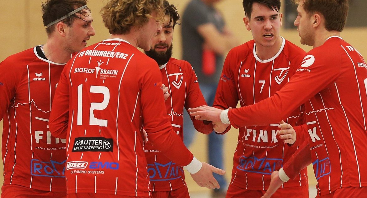 Faustball, 1. Bundesliga Süd, Hallenfaustball, Hallensaison, Saison 2025/2026, Männer, Kaltensteinhalle, TV Vaihingen (rot) spielt als Drittletzter gegen Tabellenführer TV Stammheim (nach 1:4 mit 4:5 verloren), Jubel nach gewonnenem Punkt von links Jaro Jungclaussen, Tim Störkle, Max Winkler, Andreas Knodel und Tobias Maurer