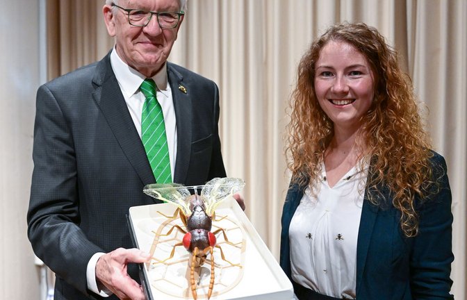 Kretschmann mit Modell der nach ihm benannten Wespe<span class='image-autor'>Foto: dpa</span>