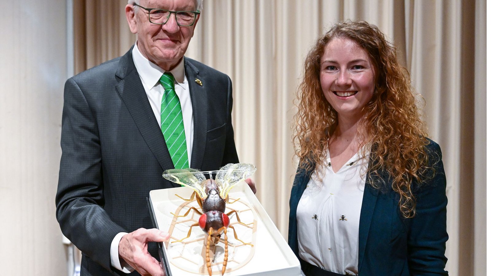 Kretschmann mit Modell der nach ihm benannten WespeFoto: dpa Kretschmann mit Modell der nach ihm benannten WespeFoto: dpa