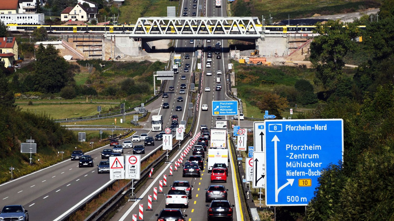 Die A8 in Richtung Stuttgart ist bei Pforzheim übers Wochenende voll gesperrt. (Archivbild)Foto: dpa/Uli Deck Die A8 in Richtung Stuttgart ist bei Pforzheim übers Wochenende voll gesperrt. (Archivbild)Foto: dpa/Uli Deck
