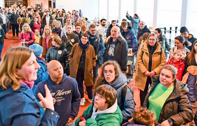 Bei einer Protestaktion im Rathaus haben Eltern und Kinder auf ihre Situation aufmerksam gemacht – und eine schnelle Lösung sowie eine Entschuldigung gefordert.<span class='image-autor'>Foto: Lichtgut/Kovalenko</span>
