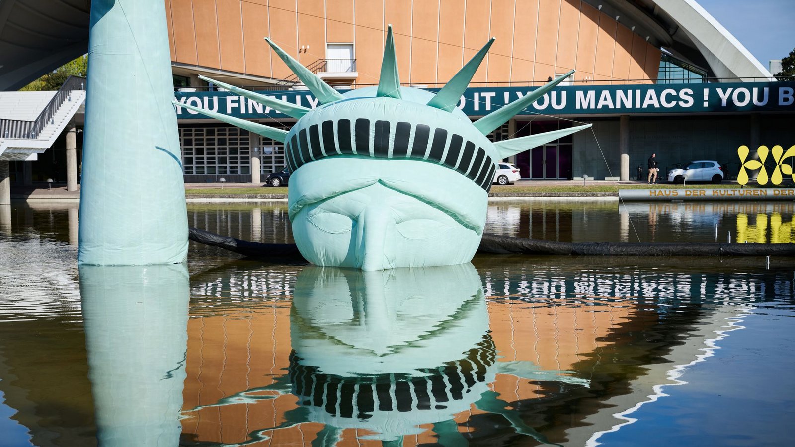 Das Kunstwerk „Status of Liberty“ liegt in dem Gewässer vor dem Haus der Kulturen der Welt.Foto: Annette Riedl/dpa Das Kunstwerk „Status of Liberty“ liegt in dem Gewässer vor dem Haus der Kulturen der Welt.Foto: Annette Riedl/dpa