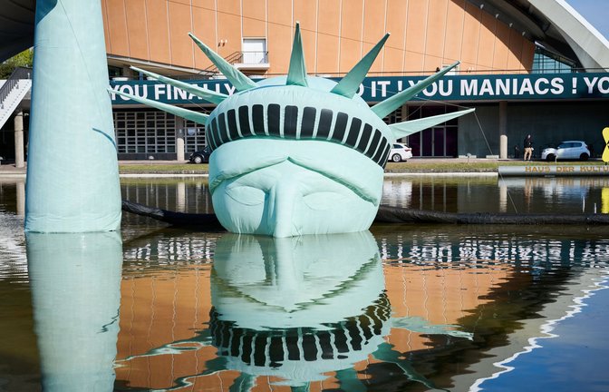 Das Kunstwerk „Status of Liberty“ liegt in dem Gewässer vor dem Haus der Kulturen der Welt.<span class='image-autor'>Foto: Annette Riedl/dpa</span>