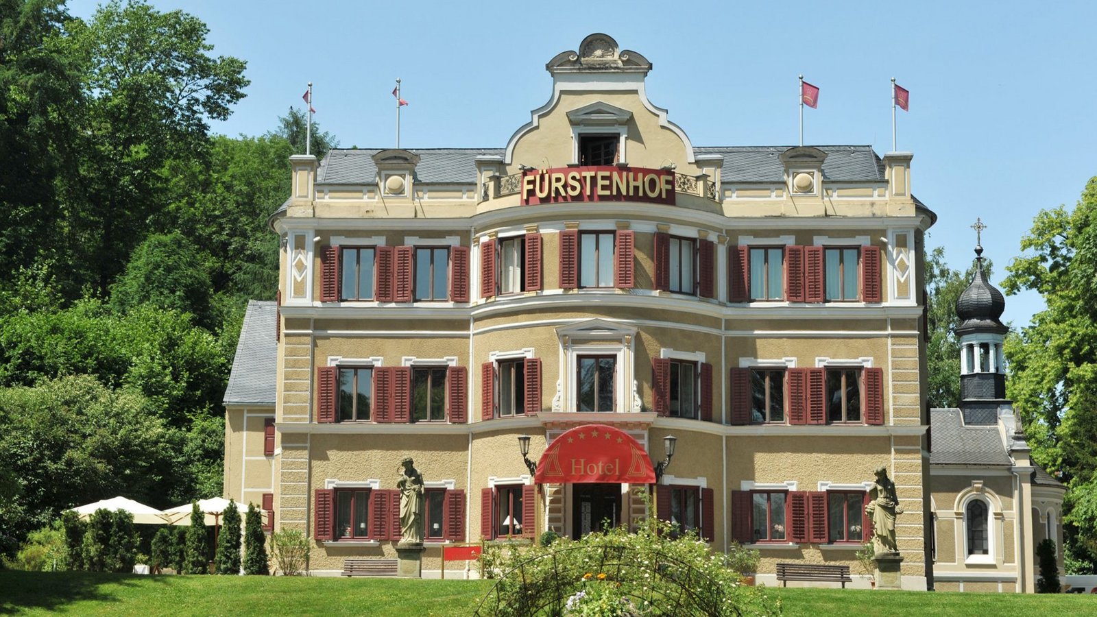 Der Fürstenhof, ein fiktives oberbayerisches Luxushotel, ist Schauplatz der erfolgreichsten Telenovela im deutschen Fernsehen. Foto: Fürstenhof im Sommer.Foto: ARD/Ann Paur