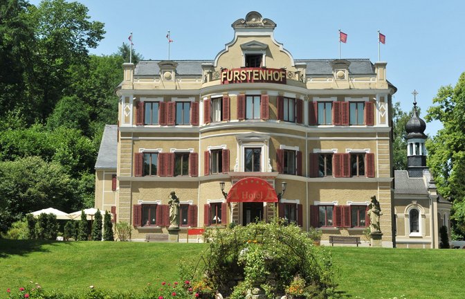 Der Fürstenhof, ein fiktives oberbayerisches Luxushotel, ist Schauplatz der erfolgreichsten Telenovela im deutschen Fernsehen. Foto: Fürstenhof im Sommer.<span class='image-autor'>Foto: ARD/Ann Paur</span>