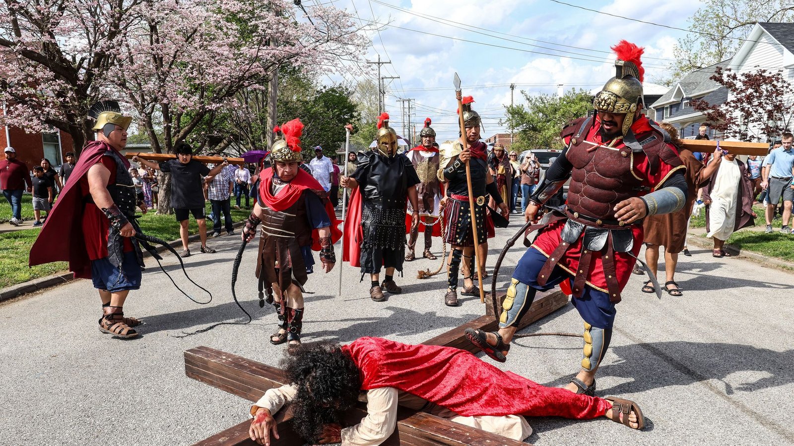 Ein Darsteller stellt Jesus dar, als er zum ersten Mal fällt.Foto: Greg Eans/The Messenger-Inquirer/AP/dpa Ein Darsteller stellt Jesus dar, als er zum ersten Mal fällt.Foto: Greg Eans/The Messenger-Inquirer/AP/dpa