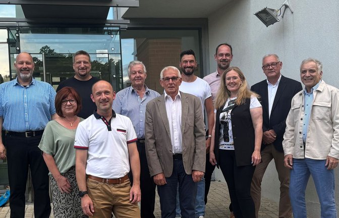 Nach der konstituierenden Sitzung präsentiert sich der neue Gemeinderat von Wimsheim mit Bürgermeister Mario Weisbrich (ganz links). Auf dem Bild fehlen  die Räte Norman Jentner und Sabine Höllein.<span class='image-autor'>Foto: &nbsp;</span>