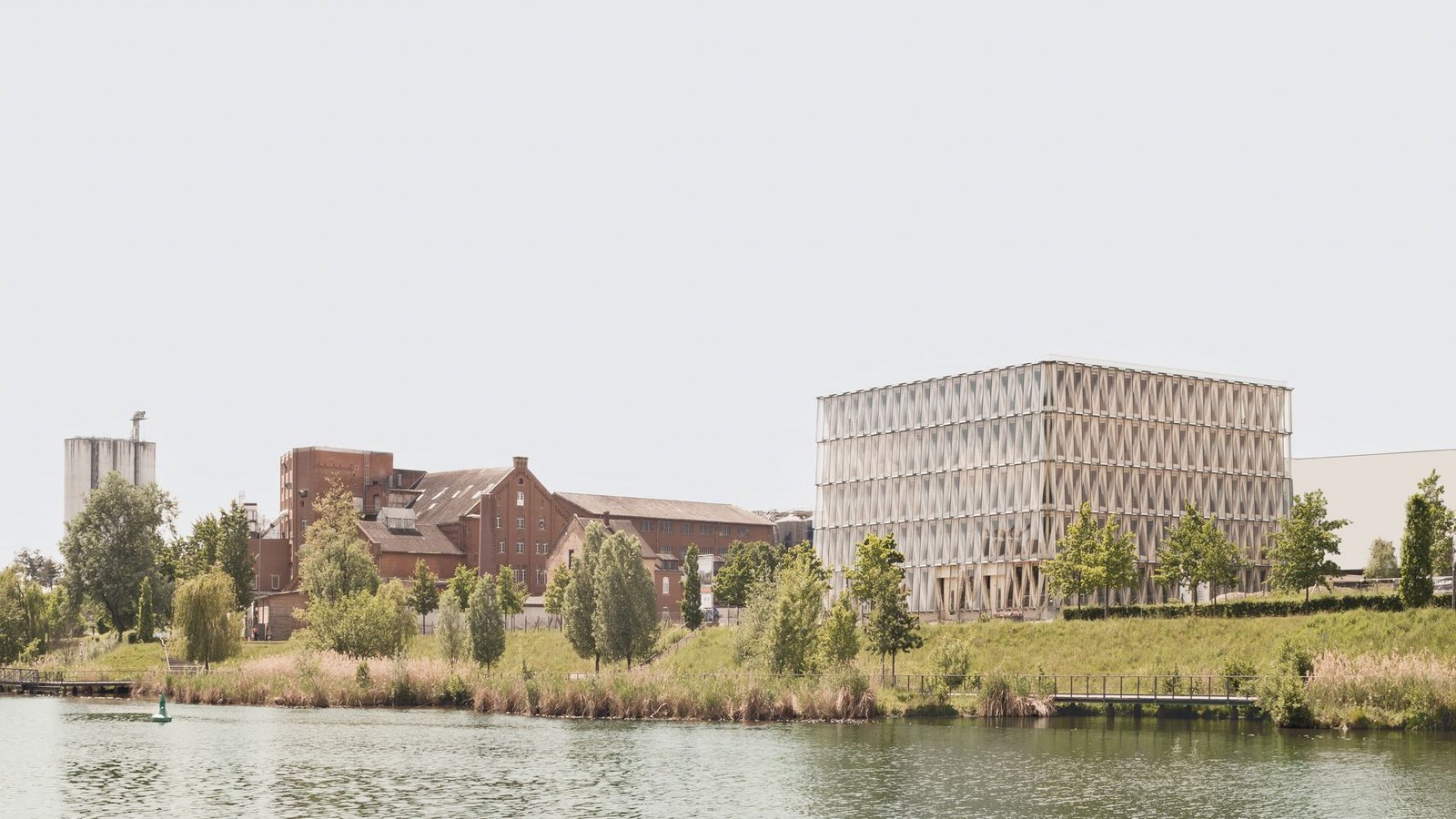 Nachhaltiger Holzbau auch am Neckar: „Innovationsfabrik 2.0“ in Heilbronn von Waechter+Waechter Architekten (Darmstadt) in einem Quartier, das sich durch urbane Entwicklung und den Bezug zur Natur auszeichnet.Foto: Brigida Gonzalez Nachhaltiger Holzbau auch am Neckar: „Innovationsfabrik 2.0“ in Heilbronn von Waechter+Waechter Architekten (Darmstadt) in einem Quartier, das sich durch urbane Entwicklung und den Bezug zur Natur auszeichnet.Foto: Brigida Gonzalez