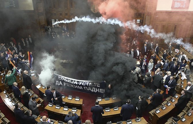 Im serbischen Parlament ist eine Sitzung komplett eskaliert.<span class='image-autor'>Foto: dpa/Uncredited</span>