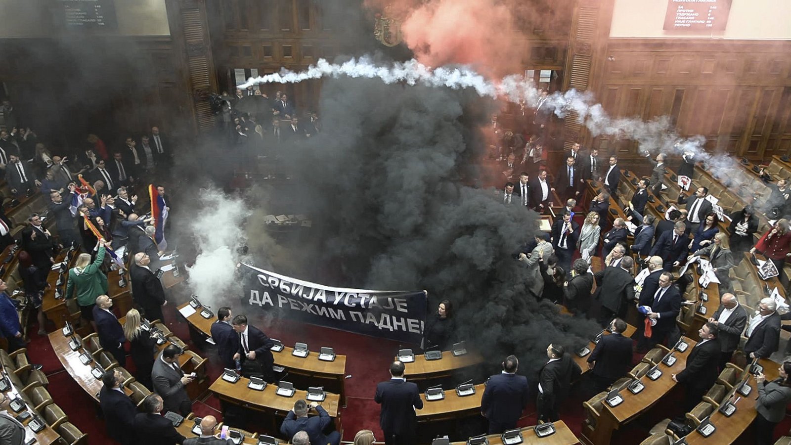 Im serbischen Parlament ist eine Sitzung komplett eskaliert.Foto: dpa/Uncredited