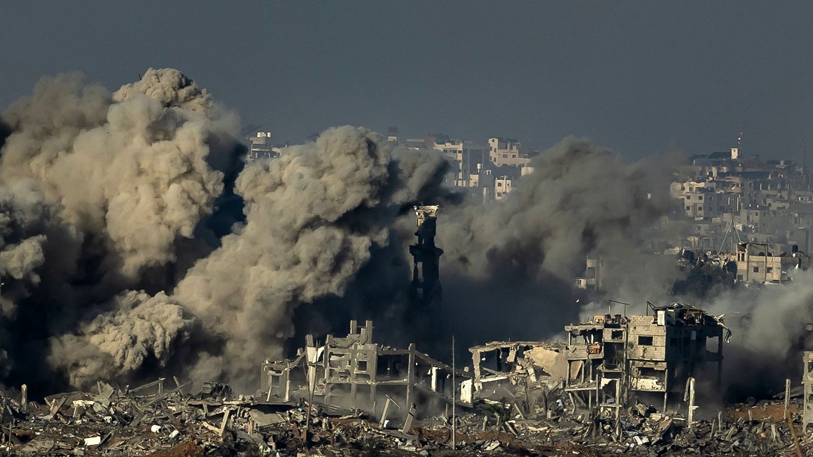 Einige Tage Ruhe? – Israelische Bomben treffen Gebäude im nördlichen Gazastreifen.Foto: AFP/Fadel Senna Einige Tage Ruhe? – Israelische Bomben treffen Gebäude im nördlichen Gazastreifen.Foto: AFP/Fadel Senna
