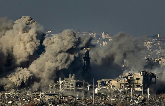 Einige Tage Ruhe? – Israelische Bomben treffen Gebäude im nördlichen Gazastreifen.<span class='image-autor'>Foto: AFP/Fadel Senna</span>