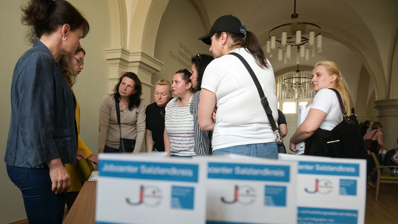 Mit originellen Ideen wie Job-Speeddatings versucht die Agentur für Arbeit Angebote für Flüchtlinge aus der Ukraine zu schaffen.Foto: picture alliance/dpa/Heiko Rebsch Mit originellen Ideen wie Job-Speeddatings versucht die Agentur für Arbeit Angebote für Flüchtlinge aus der Ukraine zu schaffen.Foto: picture alliance/dpa/Heiko Rebsch