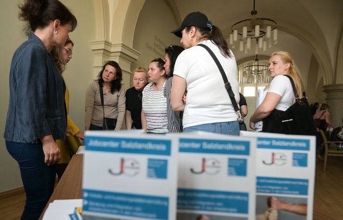 Mit originellen Ideen wie Job-Speeddatings versucht die Agentur für Arbeit Angebote für Flüchtlinge aus der Ukraine zu schaffen.<span class='image-autor'>Foto: picture alliance/dpa/Heiko Rebsch</span>