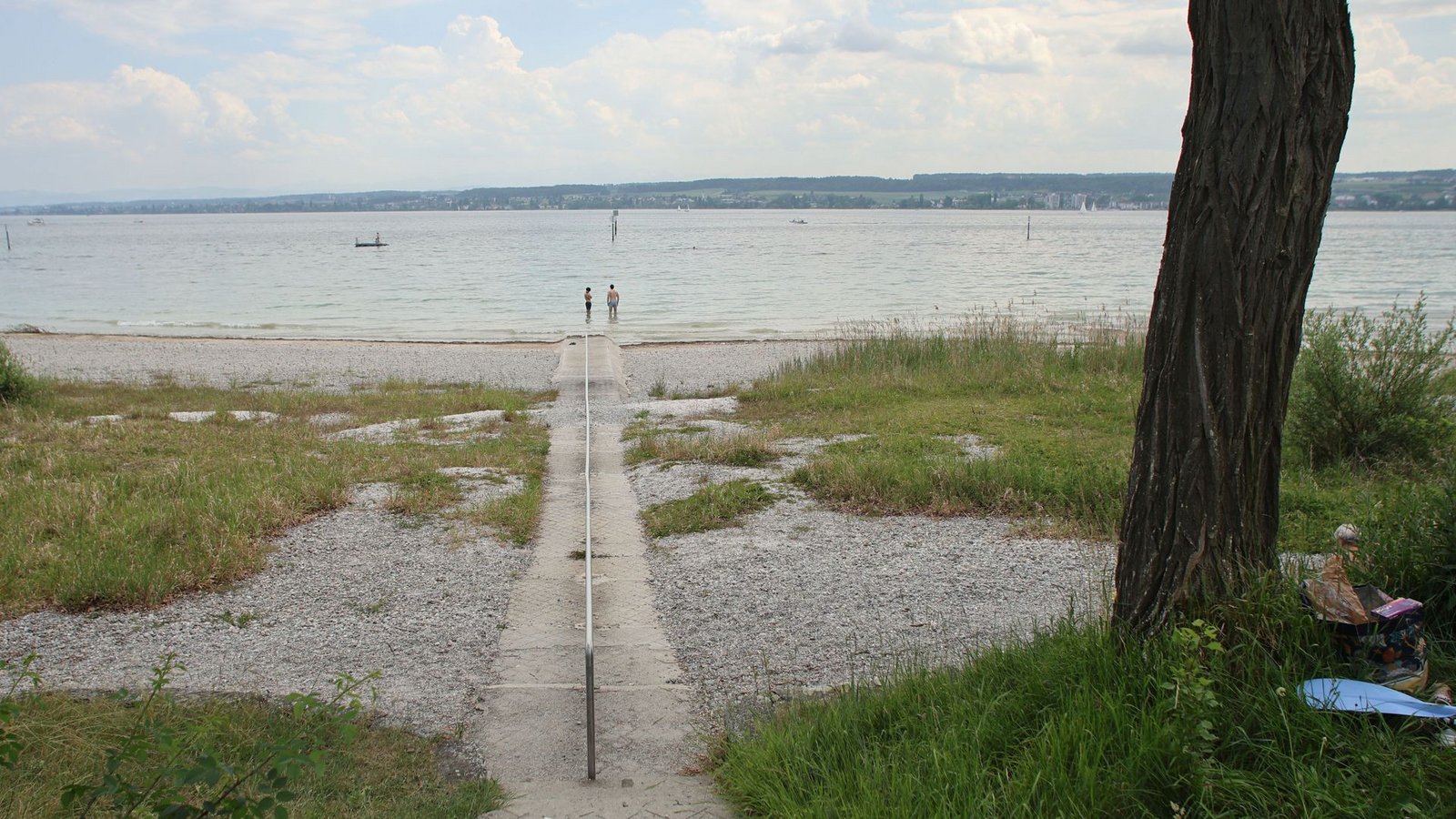 Der Bodensee führt derzeit so wenig Wasser wie selten Ende Mai.Foto: Oliver Hanser/dpa