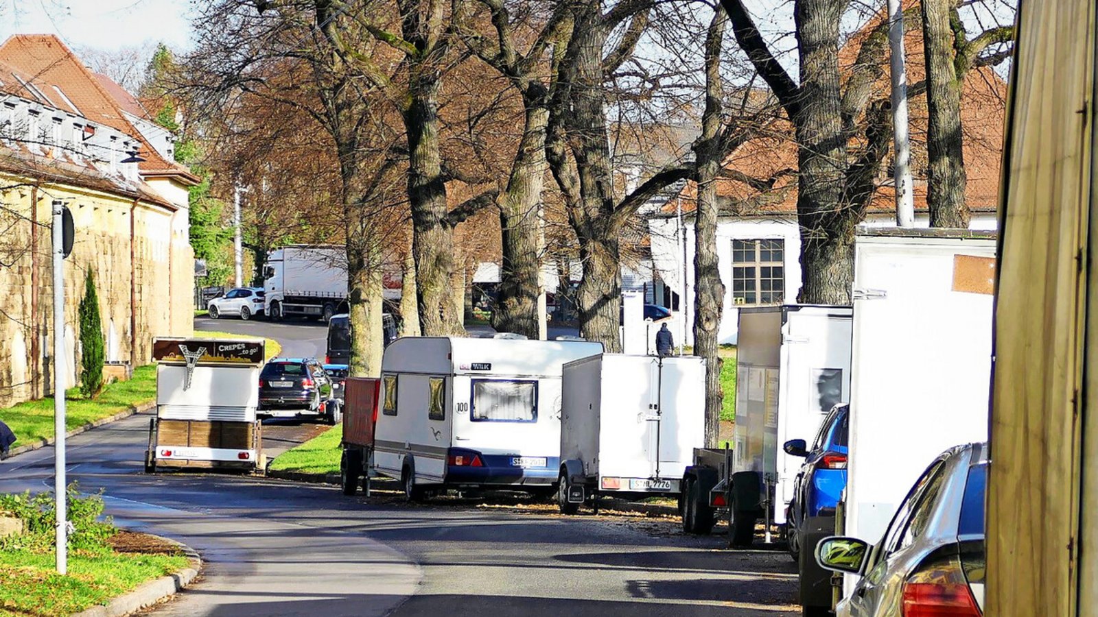 Die Rommelstraße in Bad Canstatt ist gesäumt von Wohnmobilen und Anhängern.Foto: Schöll Die Rommelstraße in Bad Canstatt ist gesäumt von Wohnmobilen und Anhängern.Foto: Schöll