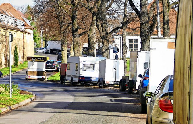Die Rommelstraße in Bad Canstatt ist gesäumt von Wohnmobilen und Anhängern.<span class='image-autor'>Foto: Schöll</span>