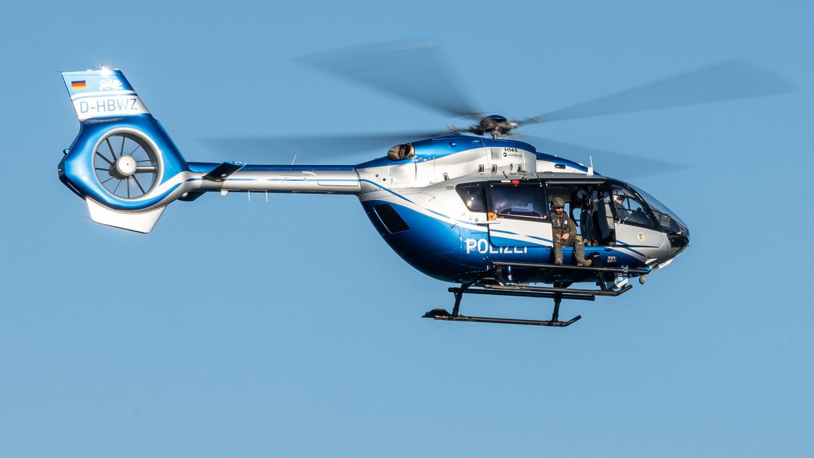 Am Dienstag suchte die Polizei mit einem Hubschrauber nach einer 21-jährigen Vermissten aus Neresheim (Symbolfoto).Foto: dpa