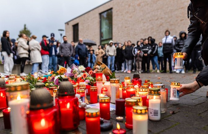 Am Freitag, einen Tag nach der Bluttat an der Offenburger Waldbachschule, versammelten sich Schülerinnen und Schüler zu einer Gedenkveranstaltung.<span class='image-autor'>Foto: dpa/Philipp von Ditfurth</span>
