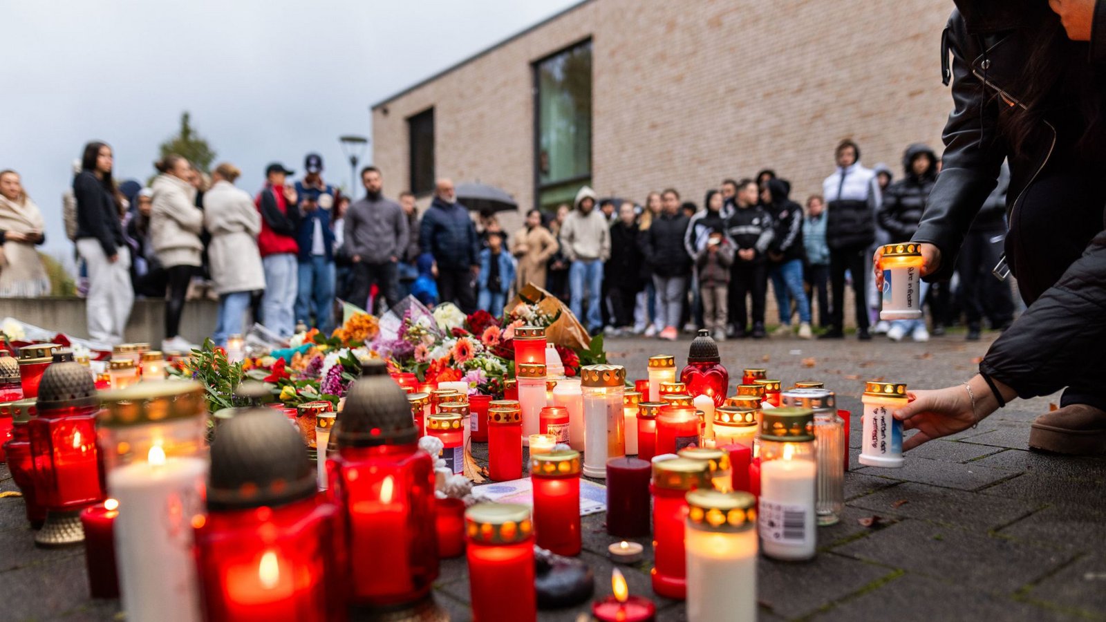 Am Freitag, einen Tag nach der Bluttat an der Offenburger Waldbachschule, versammelten sich Schülerinnen und Schüler zu einer Gedenkveranstaltung.Foto: dpa/Philipp von Ditfurth