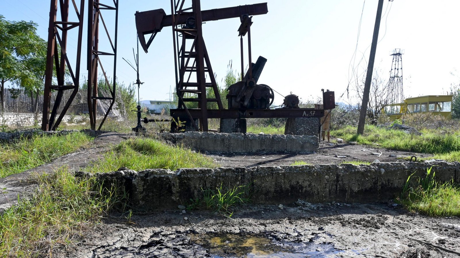 Das Erdreich um eine stillgelegte Ölförderpumpe in Albanien ist kontaminiert: Der Mensch degradiert im großen Ausmaß Landflächen und beeinträchtigt damit seine Lebensgrundlage. Wie ist das zu stoppen?Foto: Imago/Jörg Böthling Das Erdreich um eine stillgelegte Ölförderpumpe in Albanien ist kontaminiert: Der Mensch degradiert im großen Ausmaß Landflächen und beeinträchtigt damit seine Lebensgrundlage. Wie ist das zu stoppen?Foto: Imago/Jörg Böthling