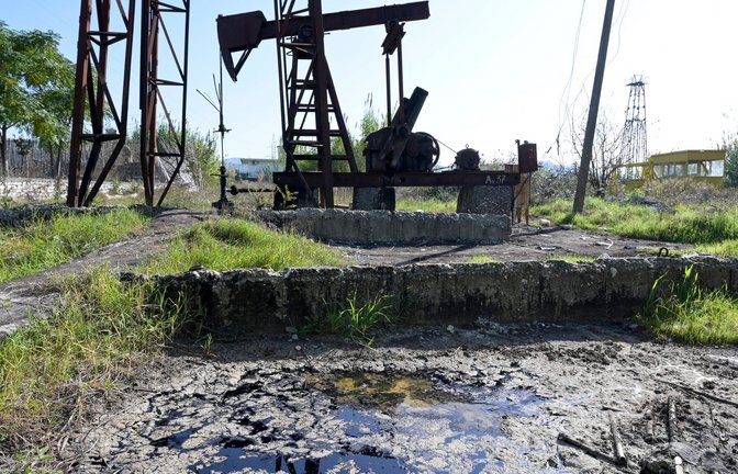 Das Erdreich um eine stillgelegte Ölförderpumpe in Albanien ist kontaminiert: Der Mensch degradiert im großen Ausmaß Landflächen und beeinträchtigt damit seine Lebensgrundlage. Wie ist das zu stoppen?<span class='image-autor'>Foto: Imago/Jörg Böthling</span>