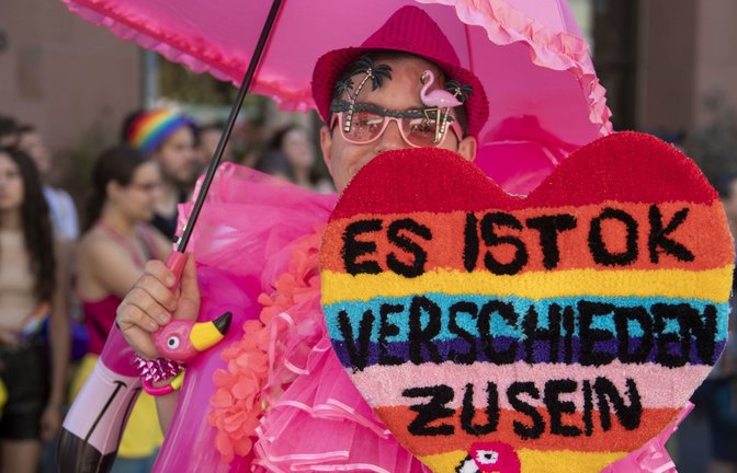 In den großen Städten wie hier in Frankfurt sind die CSD-Paraden bunt und schrill, in der Provinz braucht es oft mehr Mut.<span class='image-autor'>Foto: dpa/Helmut Fricke</span>