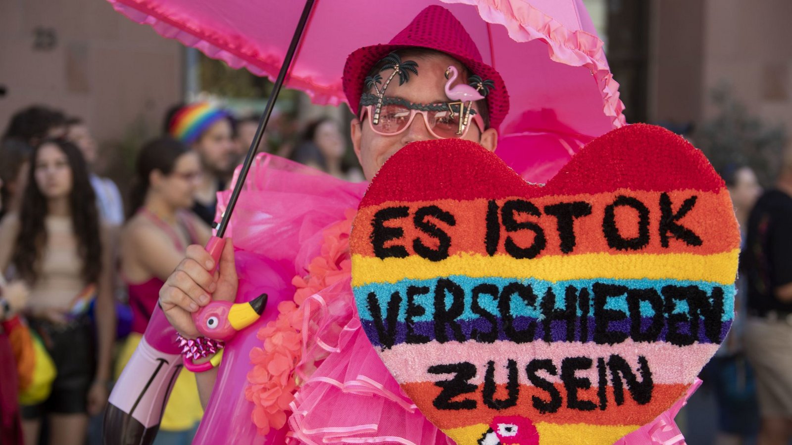 In den großen Städten wie hier in Frankfurt sind die CSD-Paraden bunt und schrill, in der Provinz braucht es oft mehr Mut.Foto: dpa/Helmut Fricke In den großen Städten wie hier in Frankfurt sind die CSD-Paraden bunt und schrill, in der Provinz braucht es oft mehr Mut.Foto: dpa/Helmut Fricke