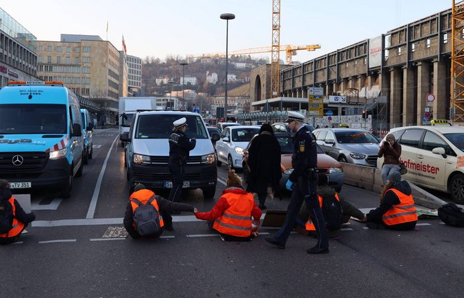 Straßenblockade am Stuttgarter Hauptbahnhof Anfang Januar: Solche Bilder soll es künftig nicht mehr geben.<span class='image-autor'>Foto: 7aktuell.de/Andreas Werner</span>