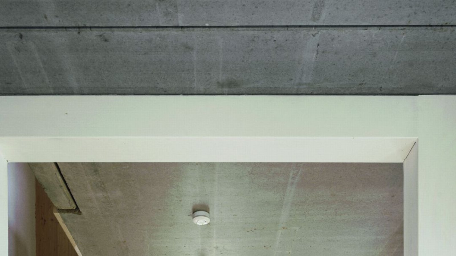Das schlanke Haus der mehr* architekten in Kirchheim unter Teck wirkt im Inneren alles andere als beengt.Foto: Sebastian Schels Das schlanke Haus der mehr* architekten in Kirchheim unter Teck wirkt im Inneren alles andere als beengt.Foto: Sebastian Schels